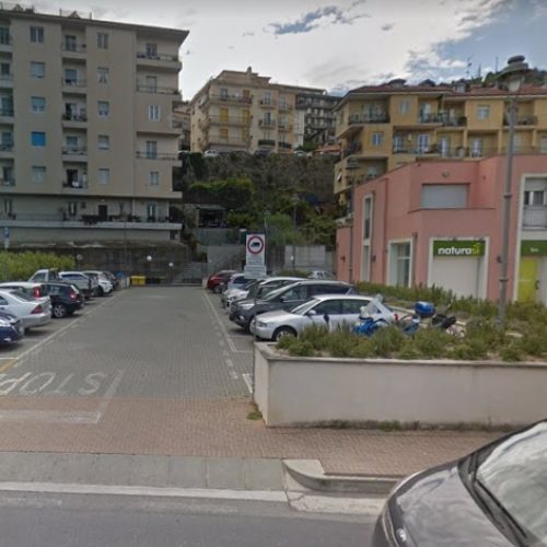 Garage-Box auto-Posto auto in vendita a Imperia